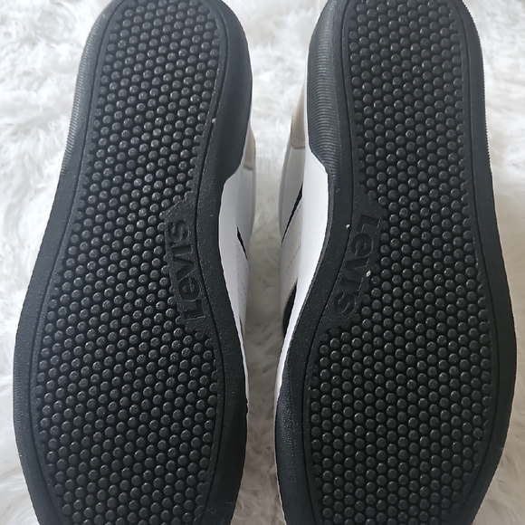 NWT LEVIS SIZE 8 For Men White and Black Sneakers with Minimalist Design - Picture 2 of 3